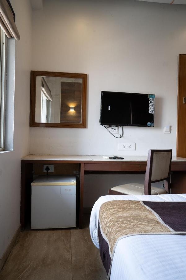 Hotel Kyra Airport Αχμπανταμπάντ Εξωτερικό φωτογραφία
