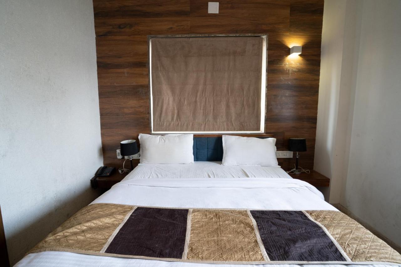 Hotel Kyra Airport Αχμπανταμπάντ Εξωτερικό φωτογραφία