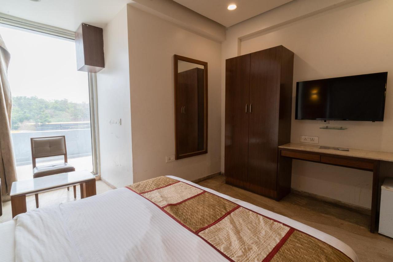 Hotel Kyra Airport Αχμπανταμπάντ Εξωτερικό φωτογραφία